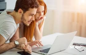 Visiteur naviguant dans une visite immersive